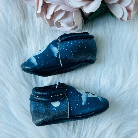 Freshly Picked X Disney Peter Pan Flight to Neverland City Moccasins - Picture 4 of 5